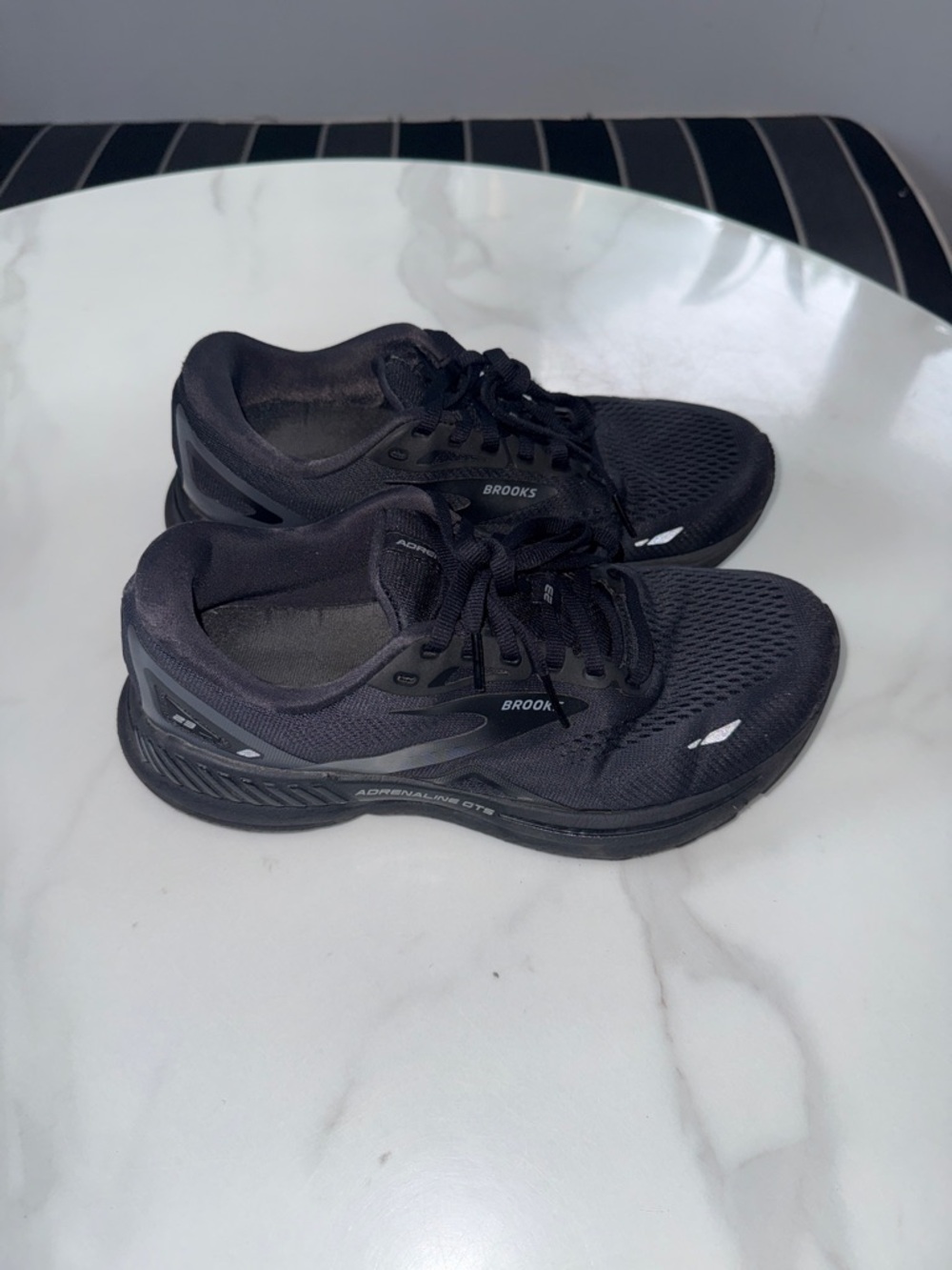 Brooks men’s Black Athletic Running Shoes - Picture 2 of 9